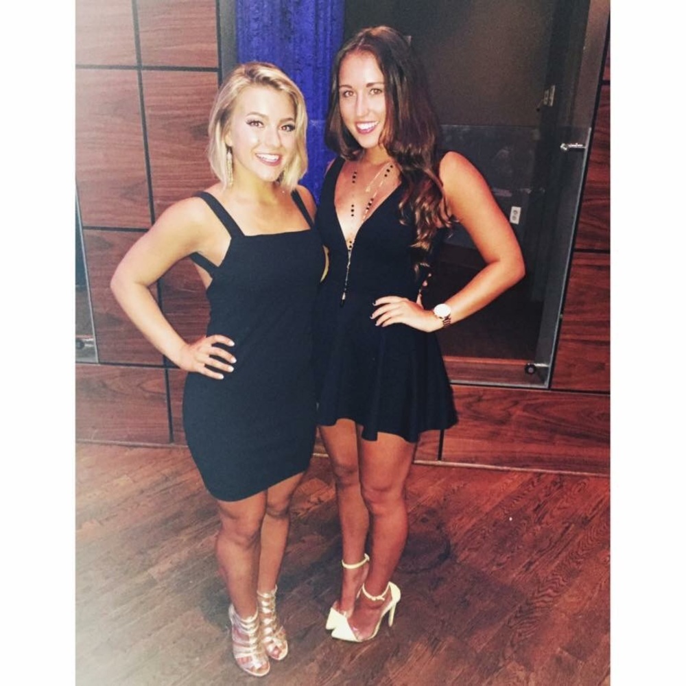 Lulu’s | Black V-neck Romper - Size Small